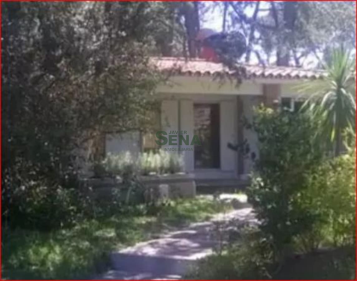 Alquiler de casa en Brio Lugano, 3 dormitorios, 2 baños, lindo parque y cerca del Shopping.