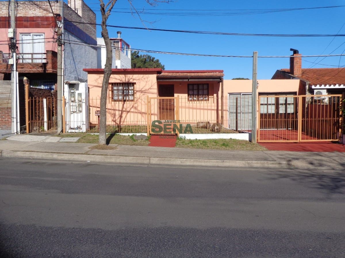 Venta de casa en Pinares, 3 dormitorios 2 baños, cerca de todo.