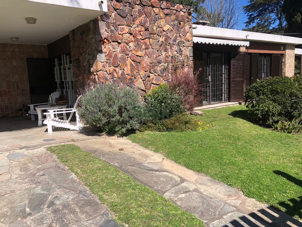 Casa en alquiler temporal 4 dormitorios, 3 baños, ideal para vacacionar.