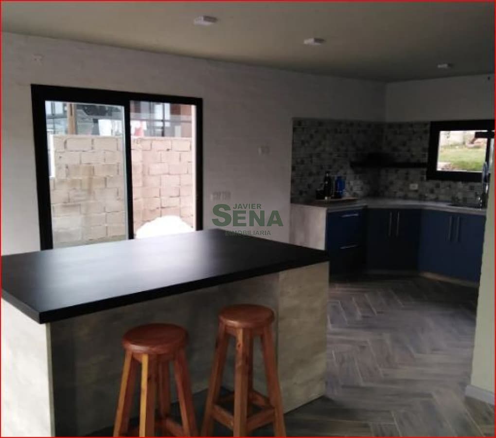 Venta de casa en Pirapolis, 3 dormitorios, 2 baños, linda vista.