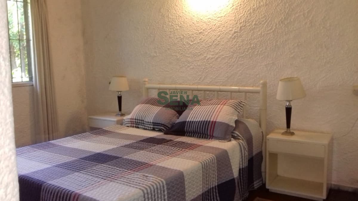 Venta de chalet en Lugano, 3 dormitorios, 3 baños, lindo lugar.-