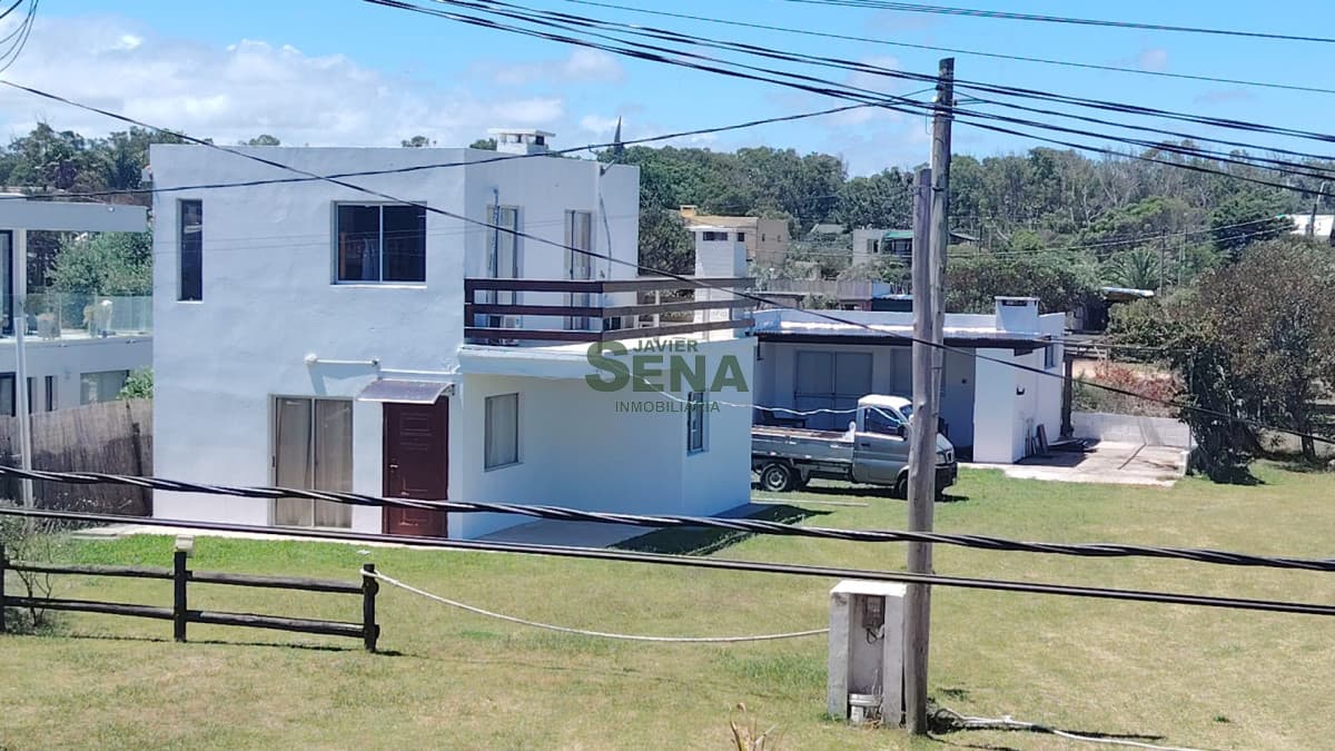 venta de casa de 2 dormitorios, 2 baños, en bal bs as a media cuadra del mar.