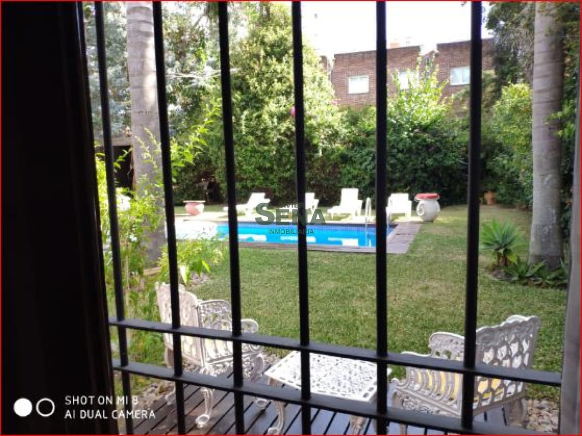 Venta  y alquiler de casa en Barrio Lugano, 4 dormitorios, 5 baños, piscina, muy buen entorno.