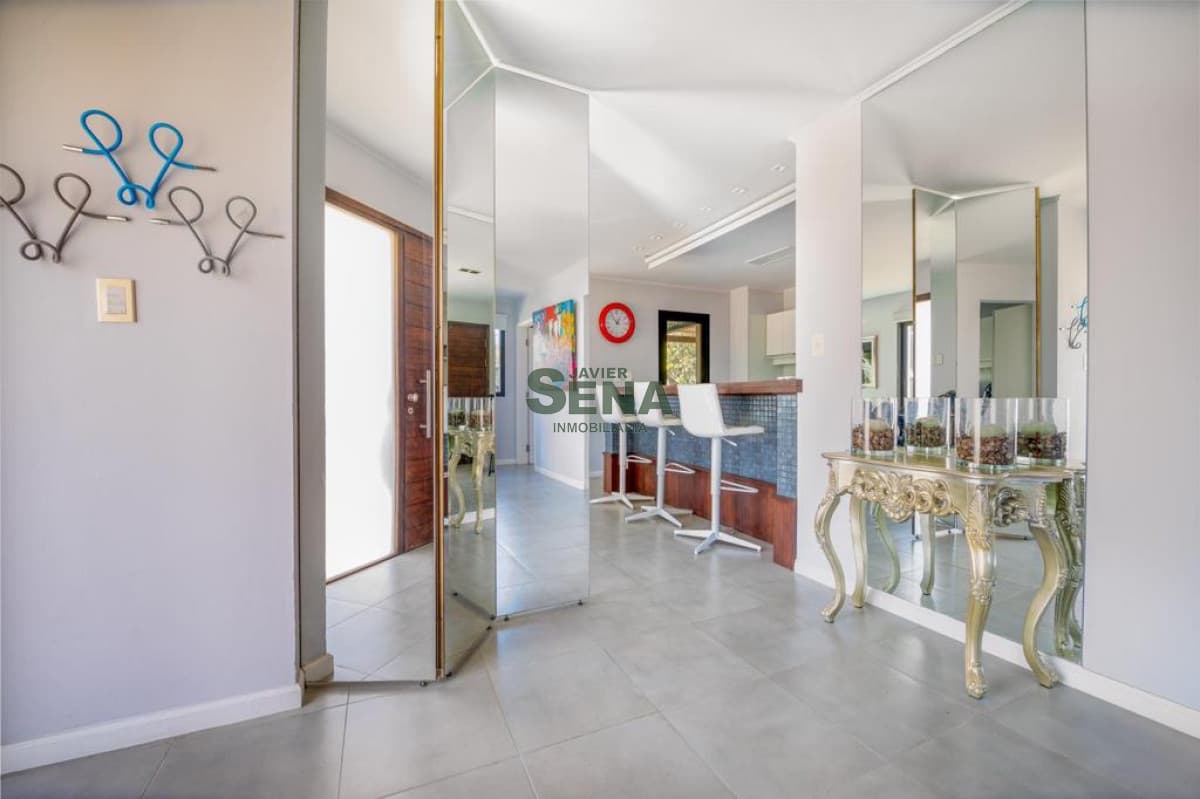 Venta Casa en Pinares,  2 dormitorios, 3 baños, barrio privado, servicios.