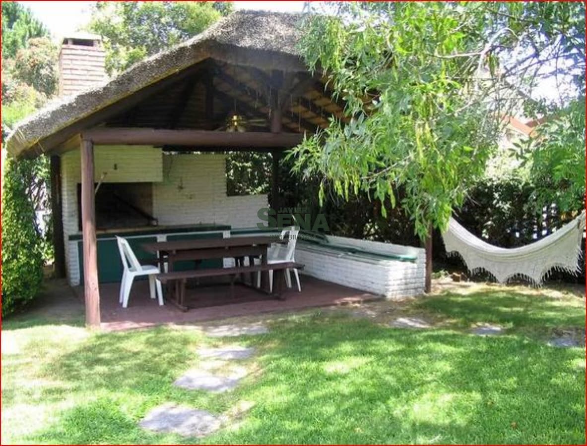 Venta de casa en Cantegril, 3 dormitorios, 2 baños, piscina, buen lugar.