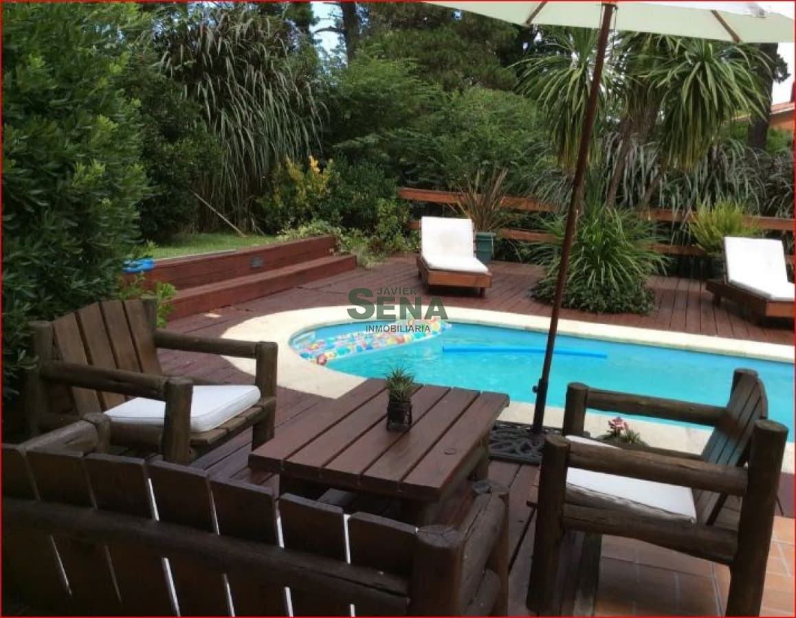 Alquiler de casa en Jardines de Cordoba, 4 dormitorios, 4 baños, piscina.