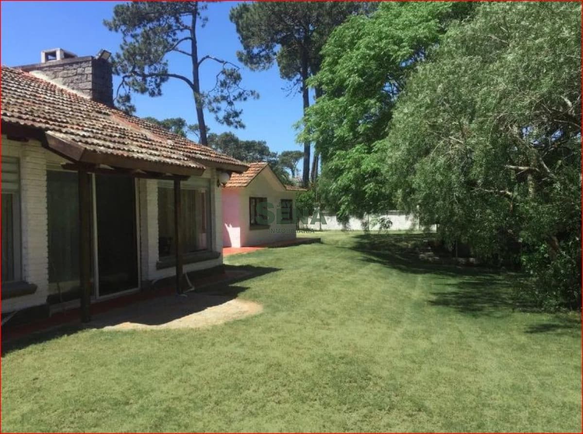 Alquiler de casa en la mansa, 4 dormitorios, 3 baños, precioso lugar cerca del mar.