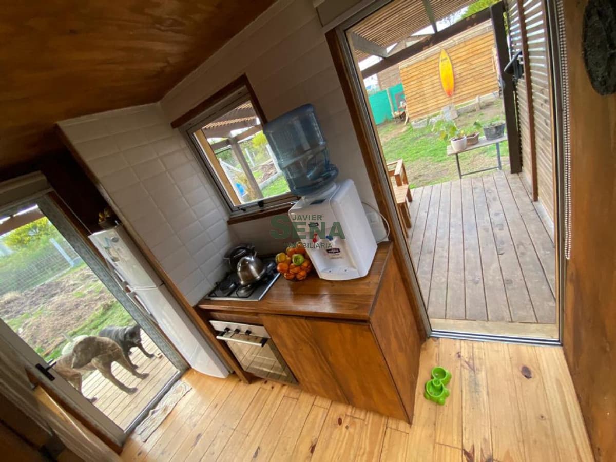 Venta y alquiler de casa en Balneario buenos aires, 2 dormitorios, baño, para vivir todo el año.