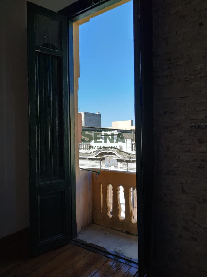 Venta de casa en Montevideo, 9 dormitorios, 4 baños, buen negocio.