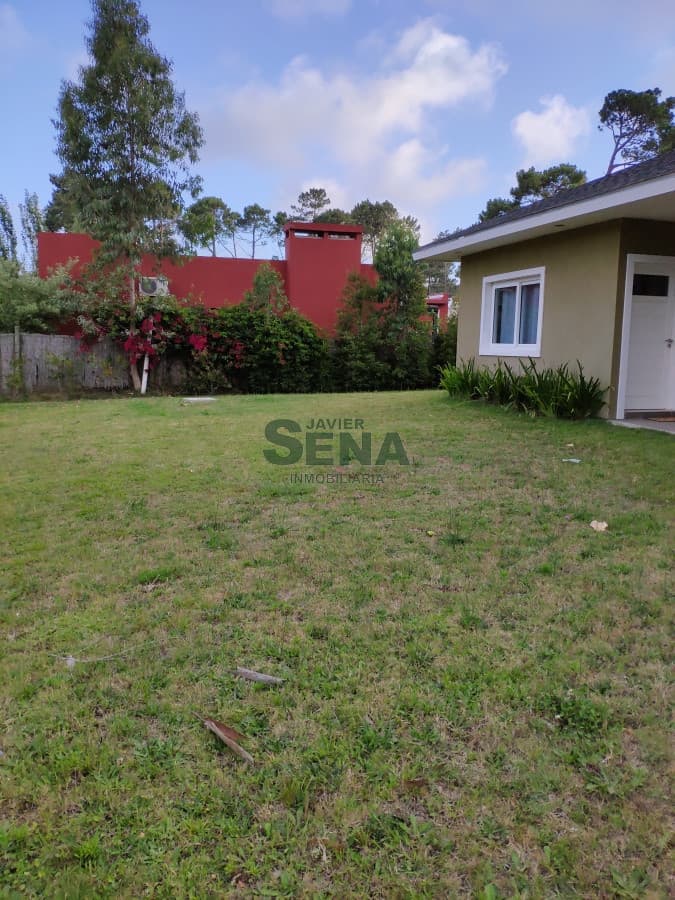 Venta y alquiler de casa en Lugano, barrio privado, 3 dormitorios 2 baños, servicio, pileta.