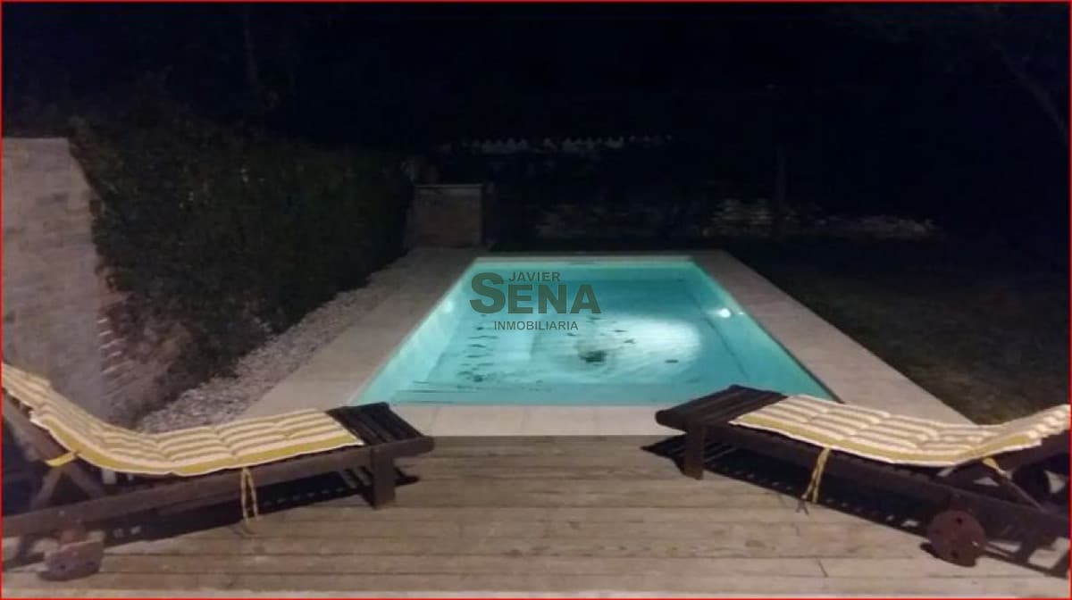 Alquiler de casa en la Mansa, 5 dormitorios, 4 baños, piscina, lindo parque cerca del mar.