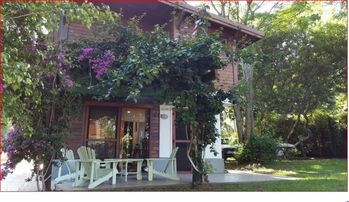 Alquiler de casa en Brio Marly, 3 domitorios, baño, buen parque, lindo lugar.