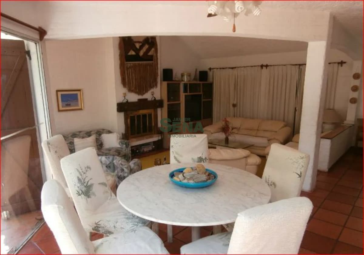 Venta de 2 casas en Pinares. 6 dormitorios, 4 baños, lindo parque, buen entorno.