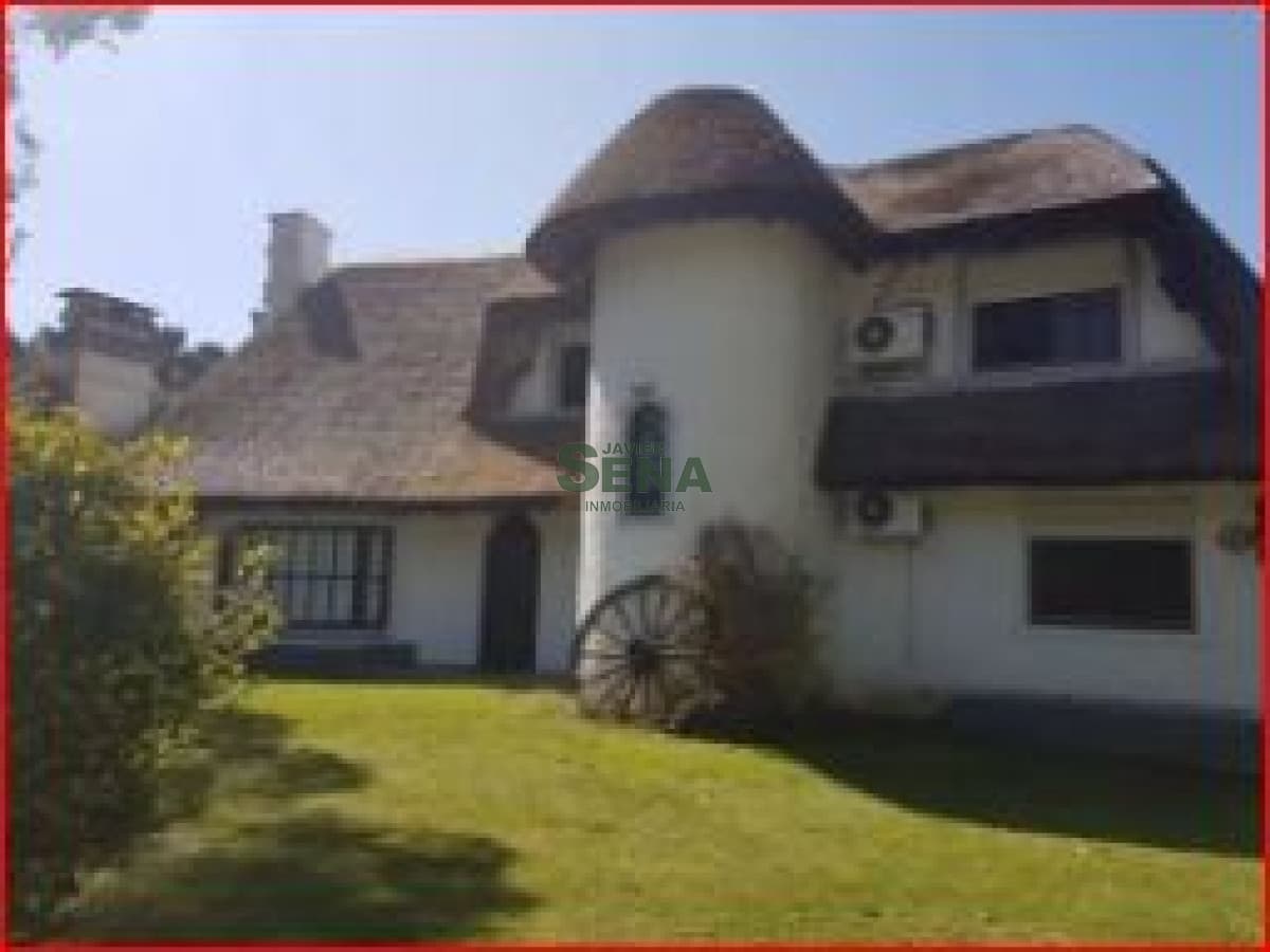 Alquiler de casa en Pinares, 3 dormitorios, 3 baños, piscina, parque y en buen estado.