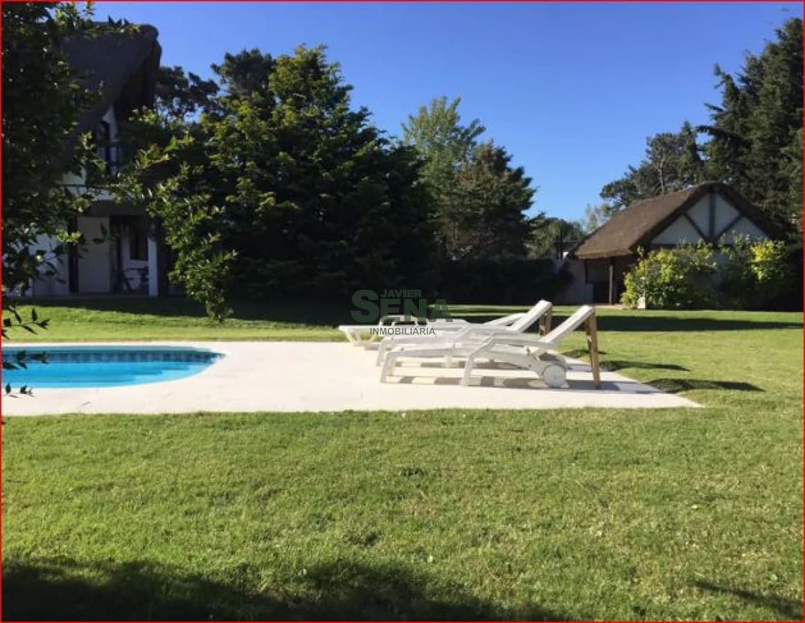 Venta y alquiler en Rincon del Indio, 3 dormi, 2 baños, piscina, cerca del mar.