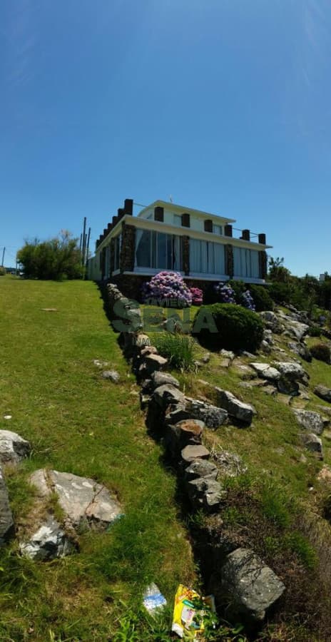Venta de casa en Punta Colorada, Piriapolis, 3 dormitorios, 2 baños,  gran vista
