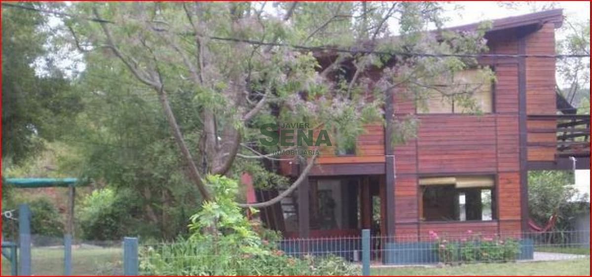 Alquiler de casa en Brio Marly, 3 domitorios, baño, buen parque, lindo lugar.