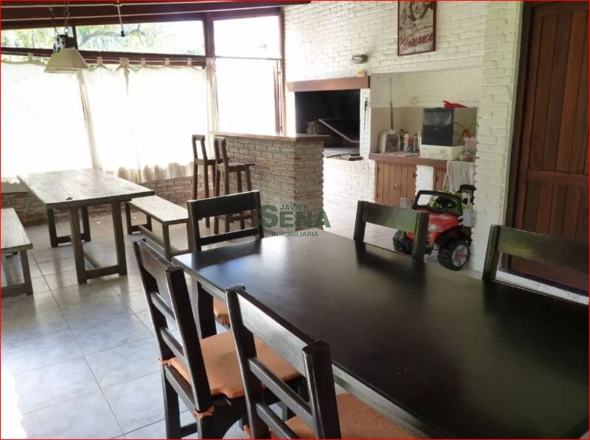Alquiler de casa en Lugano, 4 dormitorios, 3 baños, piscina, buen terreno.
