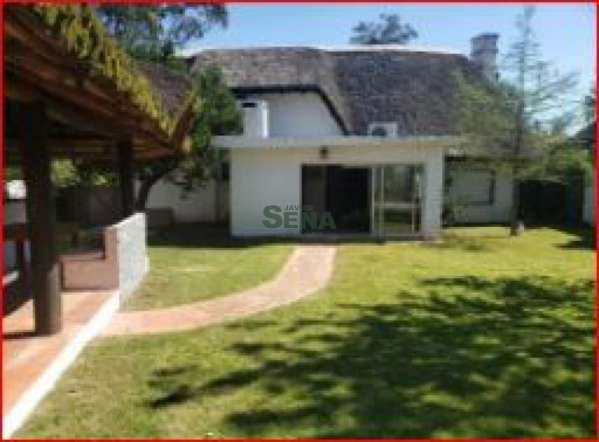 Alquiler de casa en Pinares, 3 dormitorios, 3 baños, piscina, parque y en buen estado.