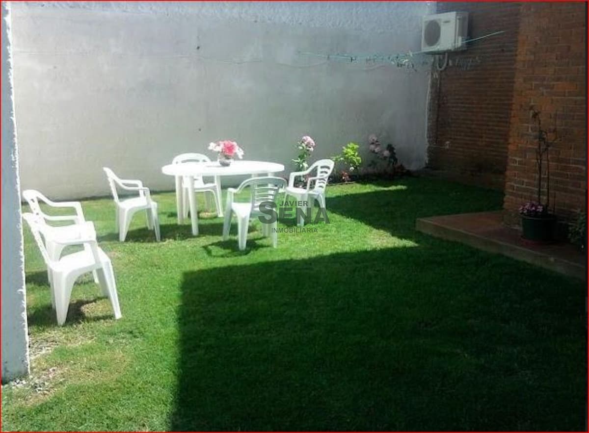 Alquiler de casa en la Mansa, 3 dormitorios, 2 baños, lindo parque, cerca del mar.
