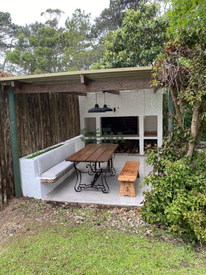 Venta de hermosa casa en Rincon del Indio, 3 dormi, 2 baños, cerca del mar.