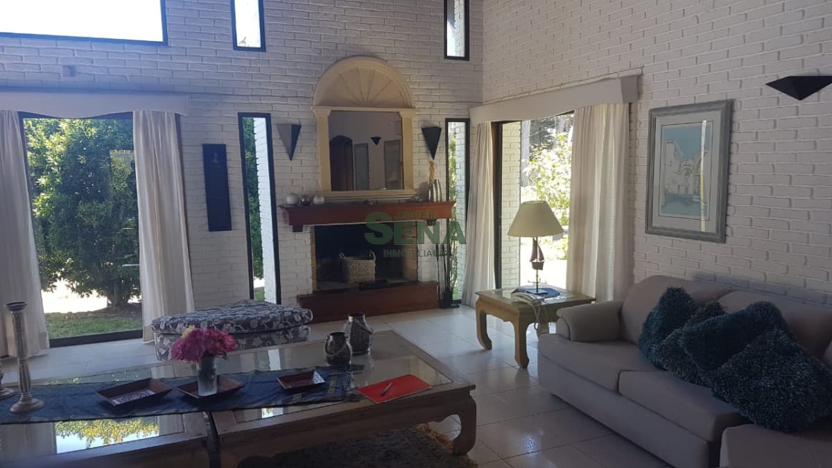 Venta y alquiler de casa en san Rafael, 3 dormitorios, 2 baños, piscina, lindo parque.-