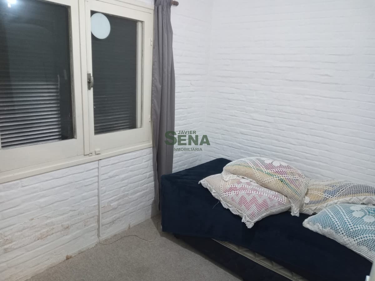 Alquiler de casa en barrio lugano, 4 dormitorios, 3 baños, barbacoa con baño.