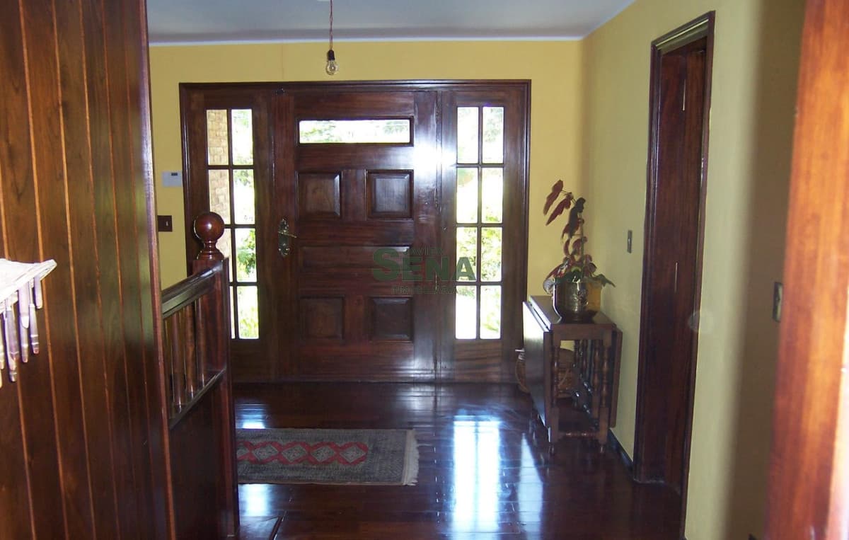 VENTA  de CASA CON VARIAS HABITACIONES, PISCINA EN ZONA PRIVILEGIADA DEL GOLF.
