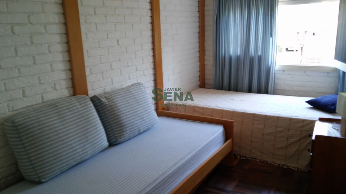 Alquiler casa en la Mansa, 3 dormitorios, 2 baños, muy buen lugar.