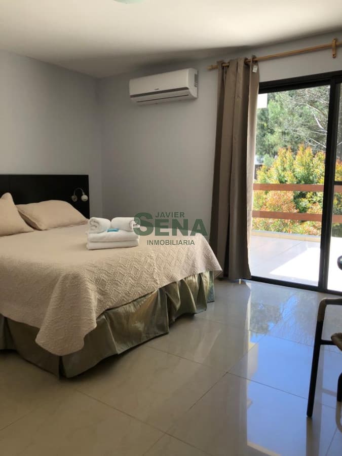 Alquiler de casa en Solanas, 4 dormitorios, 3 baños, piscina, lindo parque, vivgilancia.