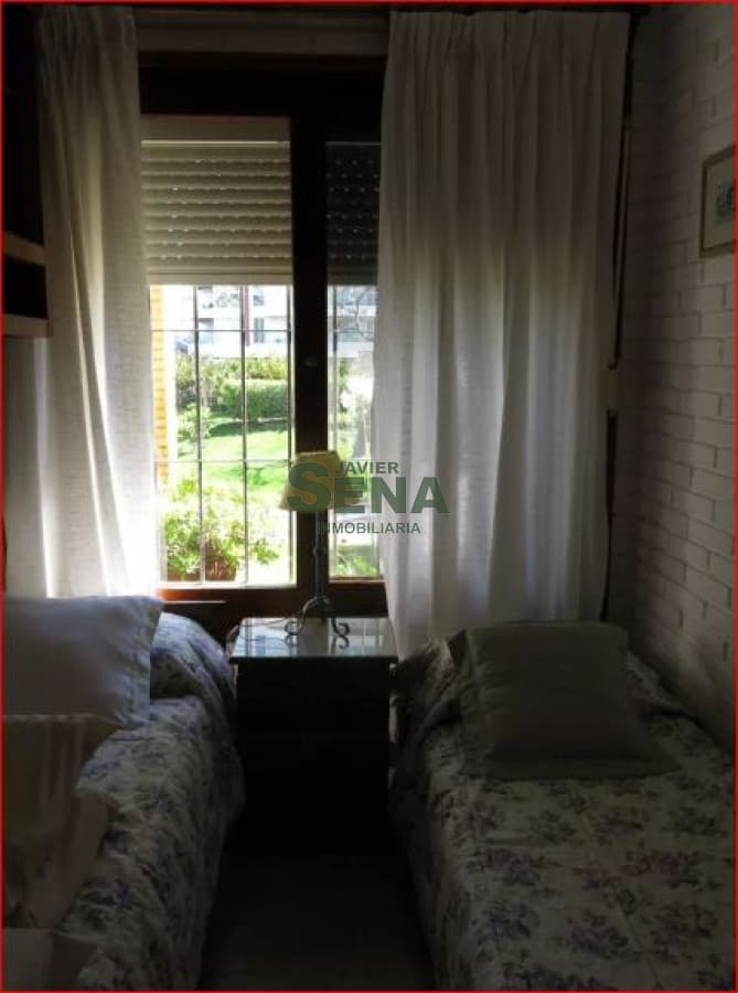 Alquiler de casa en Aidy grill, 4 dormitorios, 3 baños, lindo parque a metros del mar.