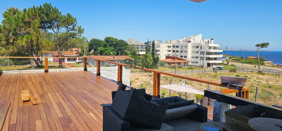 venta de importante casa en gran terreno frente a la playa Mansa