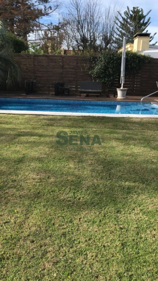 alquiler de casa en pinares, muy linda casa de 3 dormitorios, 2 baños, buen parque.