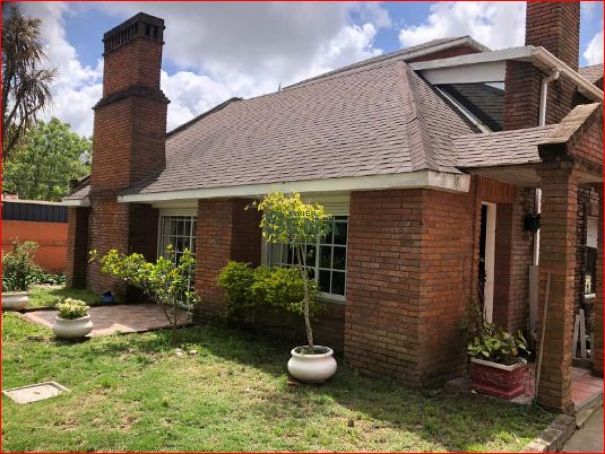 Venta de casa en Lausana, 5 dormitorios, 3 baños, buen terreno y muy buena construccion.