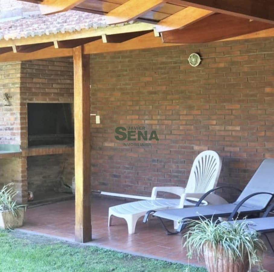 Alquiler de casa en la Mansa, 5 dormitorios, 3 baños, piscina, parque, cerca del mar.