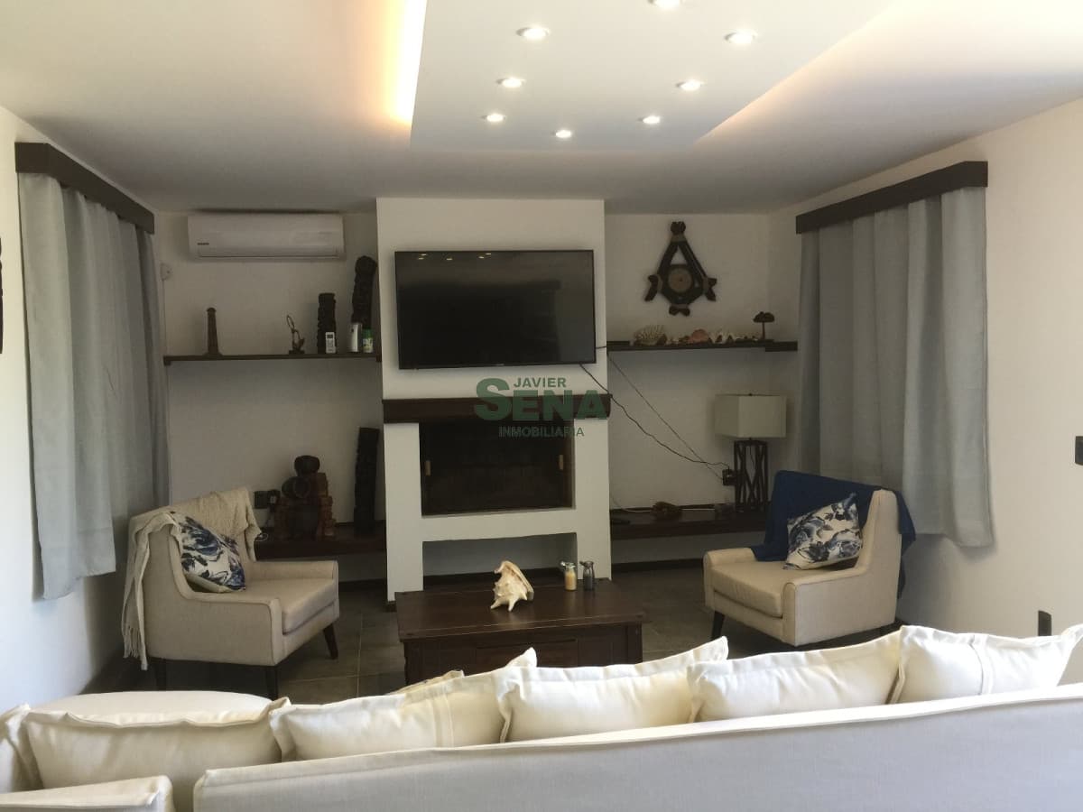 Venta en Pinares, Gran Edificacion, 4 Dormitorio, 4 baños, pileta, 2 cuadras del Mar, a estrenar.