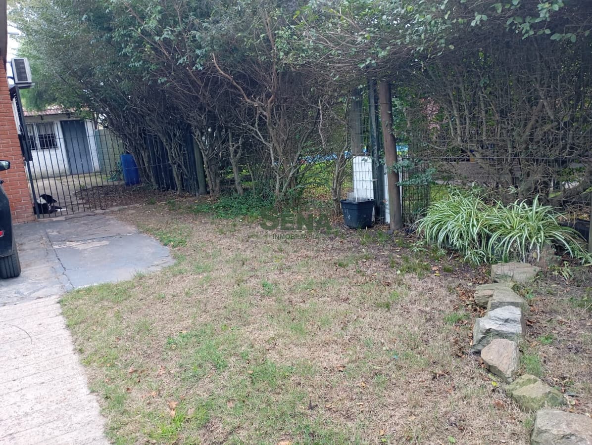 Venta de casa en Cantegril de 3 dorm, 2 baños, con apartamento al fondo.