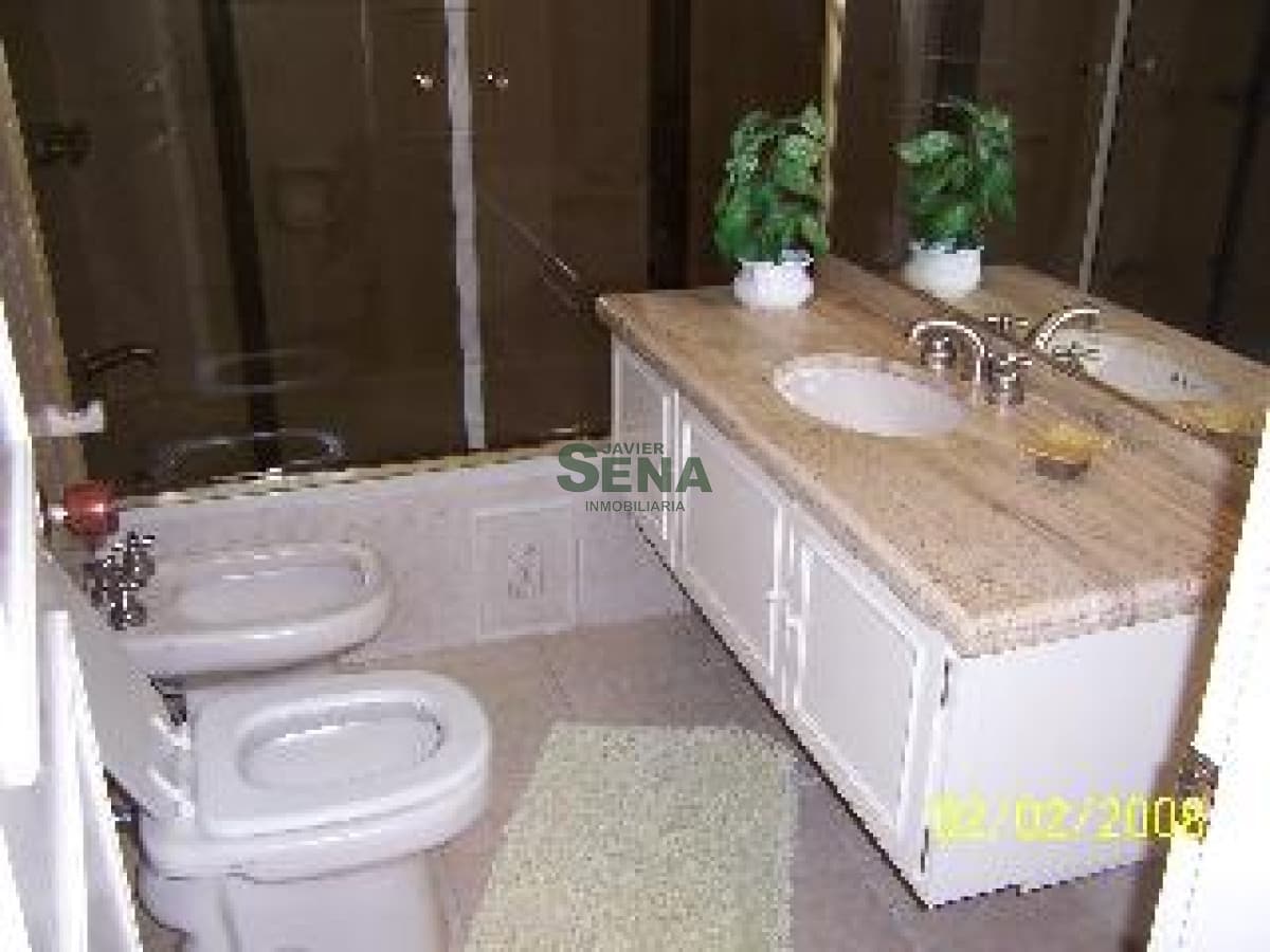 Mansa, 3 dormitorios, 2 baños, lindo chalet.-