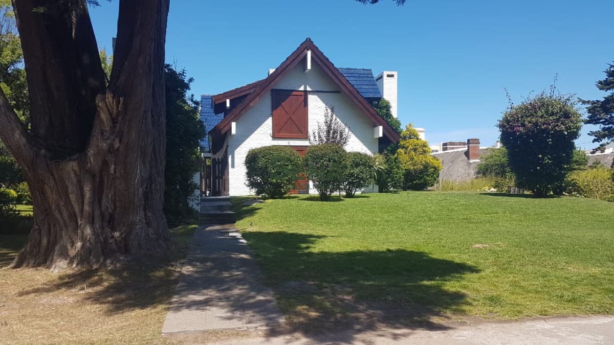 Venta y alquiler de casa en san Rafael, 3 dormitorios, 2 baños, piscina, lindo parque.-