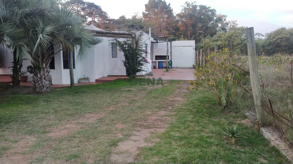Venta de casa en Punta del Este, 5 dormitorios, 3 baños, lindo lugar.