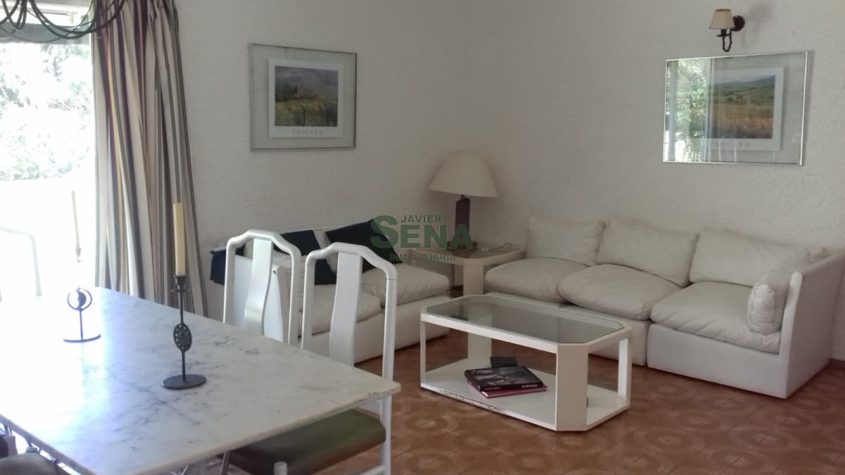 Venta de chalet en Lugano, 3 dormitorios, 3 baños, lindo lugar.-