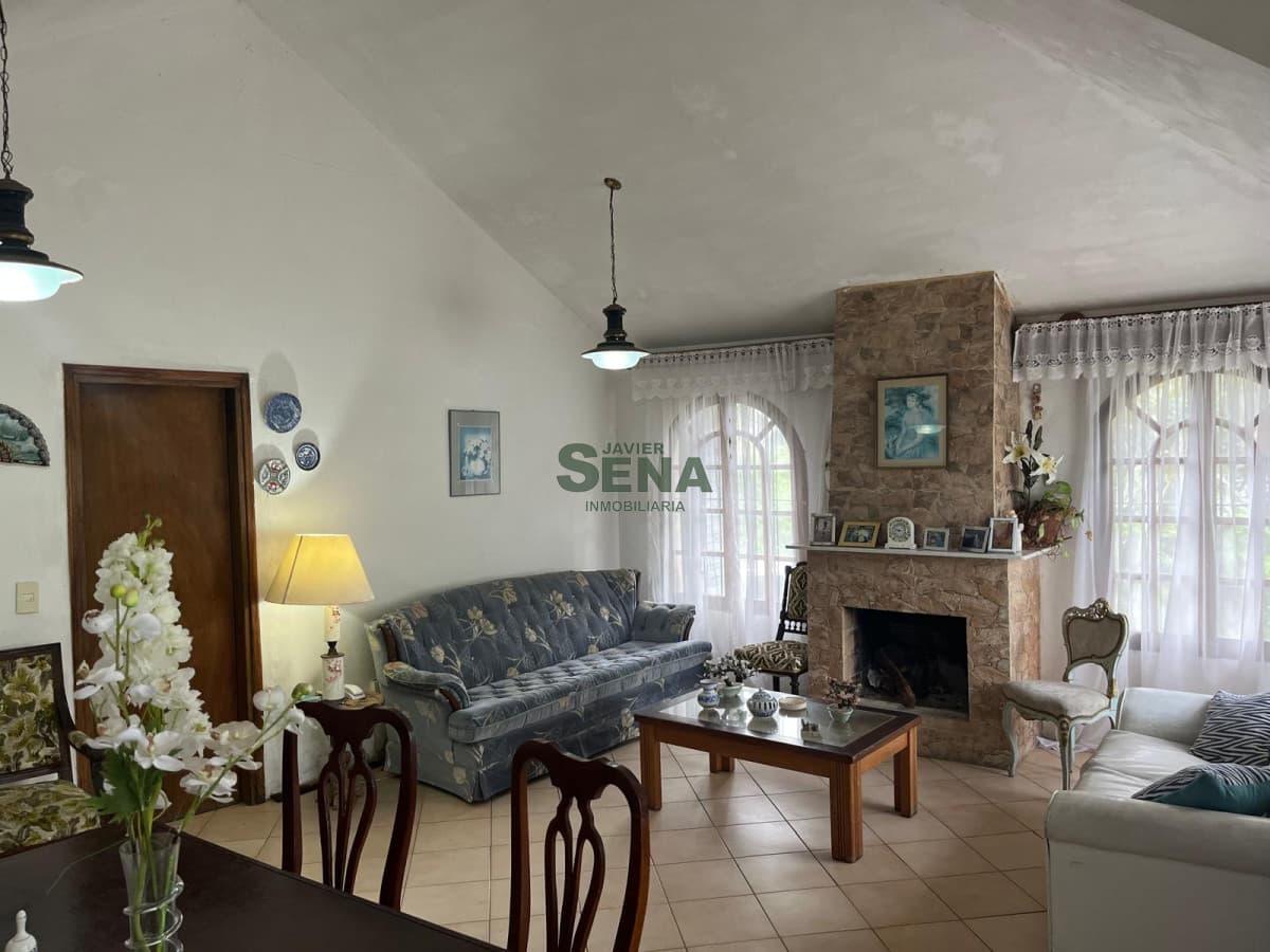 Casa en venta Jardines de córdoba, 4 dormitorios en suite, parrillero y garaje.
