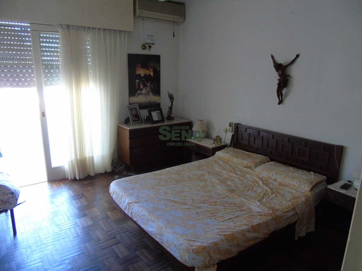 Venta de apto en Centro de Madonado, 3 dormitorios, 2 baños, patio y balcón.
