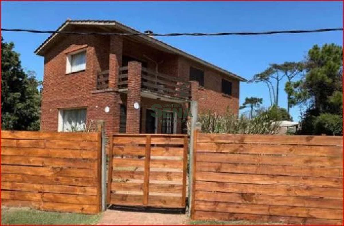 Alquiler de casa en la Mansa, 3 dormitorios, 2 baños, piscina, parque, cerca del mar.