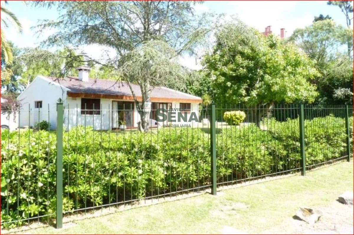 Alquiler de casa en Lugano, 4 dormitorios, 3 baños, piscina, buen terreno.