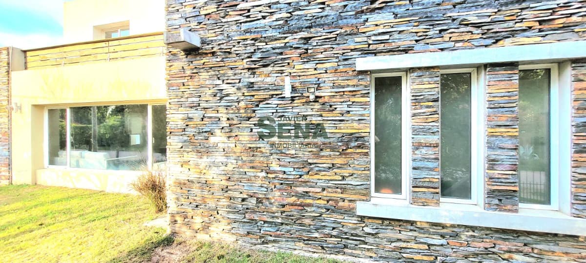 venta y Alquiler de casa en Brio Marly, 4 dormitorios, 3 baños, piscina, lindo parque.