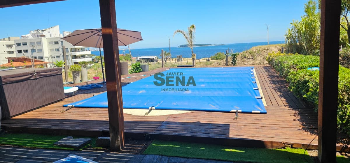 venta de importante casa en gran terreno frente a la playa Mansa