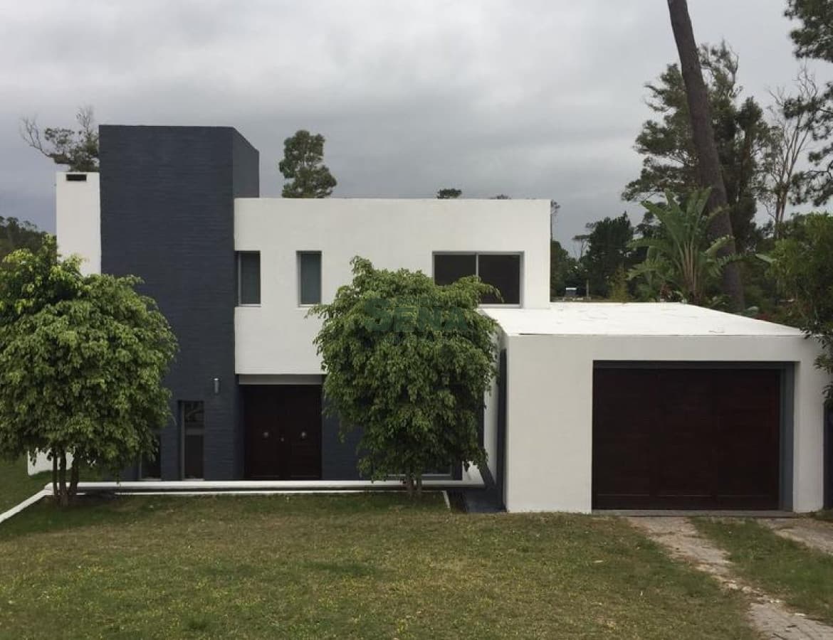 Venta en Pinares, Gran Edificacion, 4 Dormitorio, 4 baños, pileta, 2 cuadras del Mar, a estrenar.