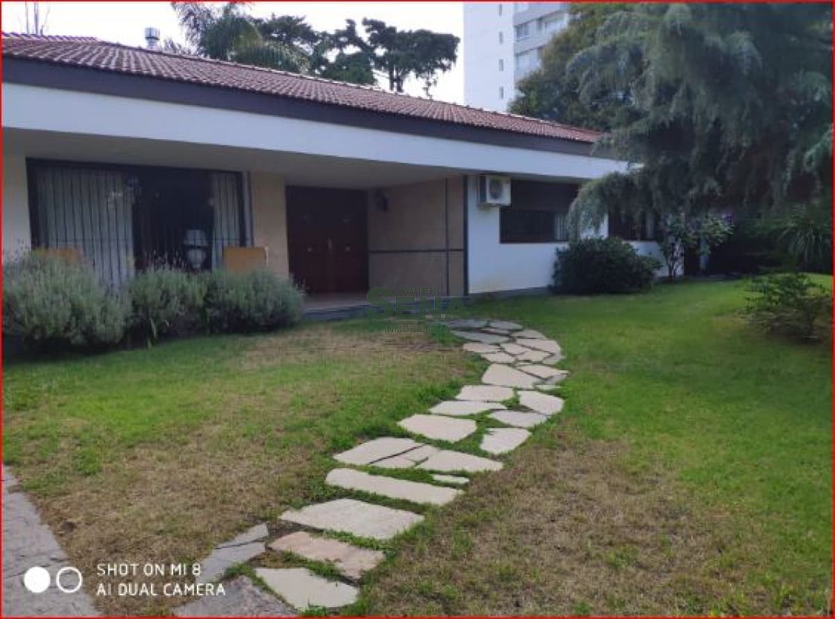 Venta  y alquiler de casa en Barrio Lugano, 4 dormitorios, 5 baños, piscina, muy buen entorno.