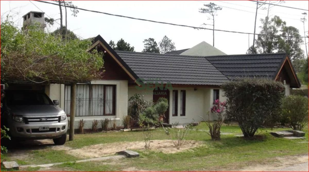 Alquiler de casa en Pinares, 4 dormitorios, 2 baños, piscina, buen parque.